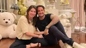 Rebeca Abravanel faz juras de amor a Alexandre Pato; veja como ele reagiu
