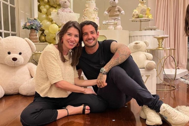 Rebeca Abravanel faz juras de amor a Alexandre Pato; veja como ele reagiu