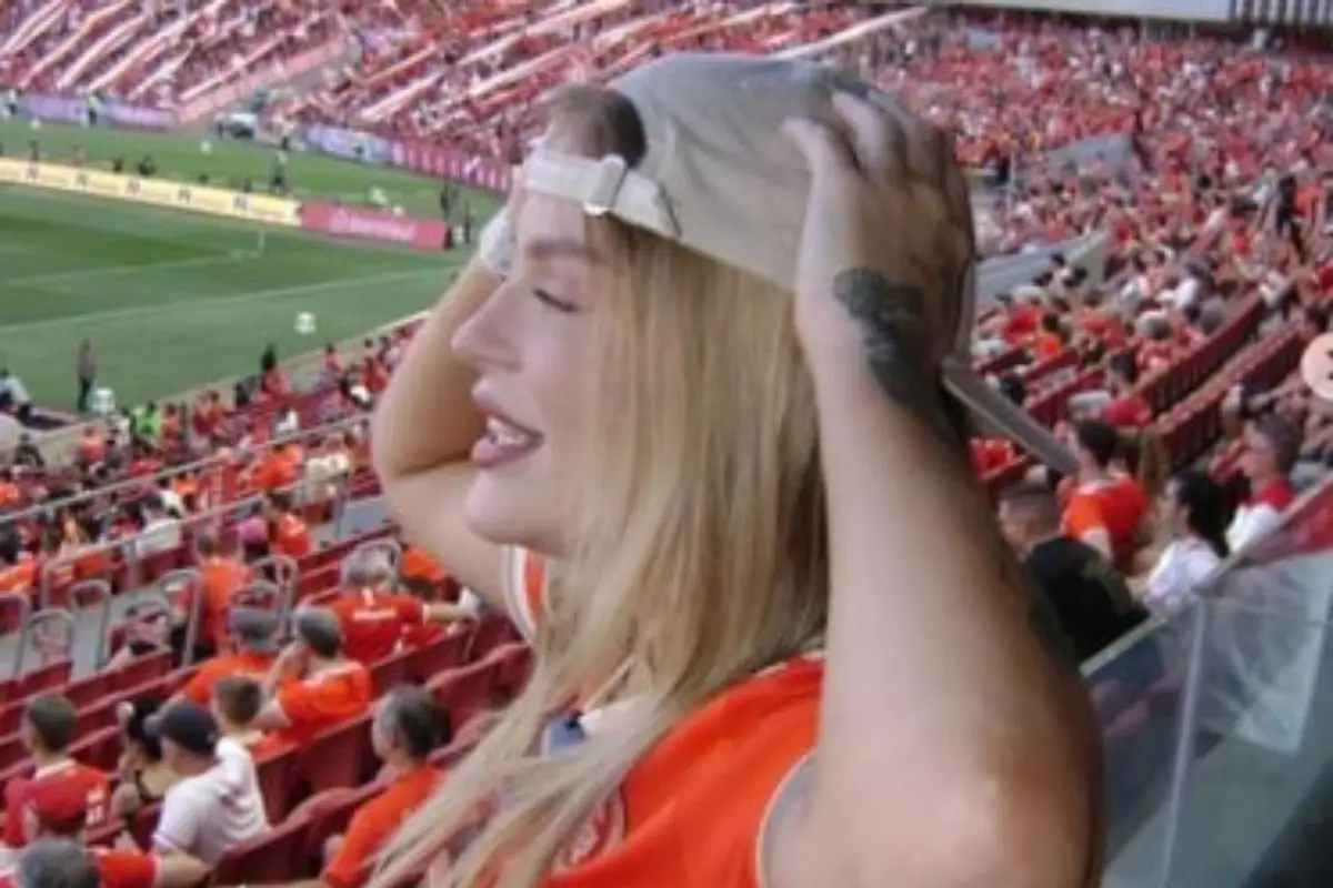 Luísa Sonza pé quente; cantora tem dia de torcedora. Foto: Instagram Luísa Sonza e Internacional Luísa Sonza pé quente; cantora tem dia de torcedora. Foto: Instagram Luísa Sonza e Internacional