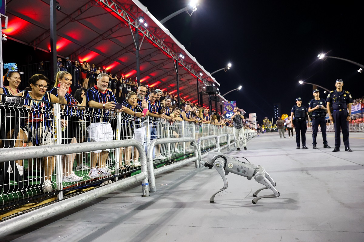 ‘Smart Dog’ vira vedete no Carnaval em SP e ajuda na segurança. Imagem: Paulo Guereta Secom