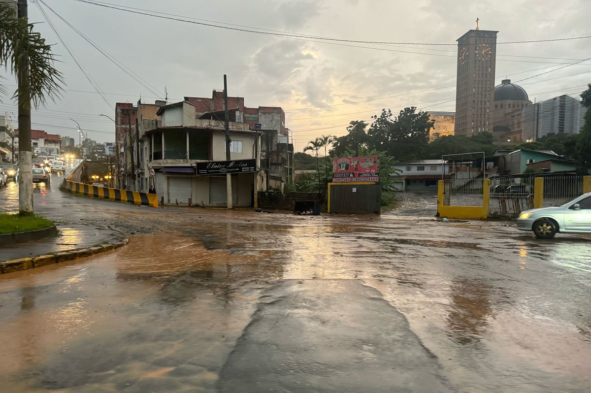 Aparecida tem 81mm de chuvas em 3 horas e registra alagamentos. Imagem: Grupos de WhatsApp