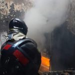 Mulher e gatinho se salvam de incêndio em São José dos Campos. Imagem: Divulgação Bombeiros