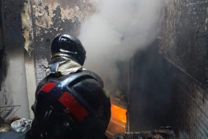 Mulher e gatinho se salvam de incêndio em São José dos Campos. Imagem: Divulgação Bombeiros