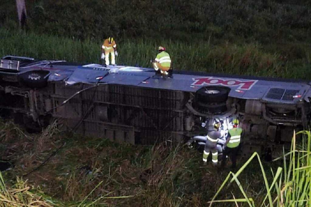Acidente de ônibus deixa uma vítima fatal e 25 feridos em Pindamonhangaba. Imagem: Divulgação Defesa Civil
