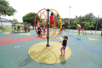 Praça na Vila Adriana custa R$ 1,3 mi, ganha campo e parque. Imagem: Claudio Vieira/PMSJC