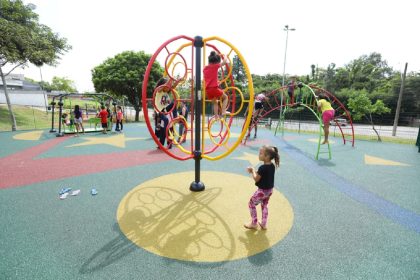 Praça na Vila Adriana custa R$ 1,3 mi, ganha campo e parque. Imagem: Claudio Vieira/PMSJC