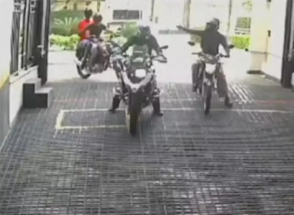 Moto de luxo roubada em SP gera revolta nas redes. Reprodução câmeras de vigilância