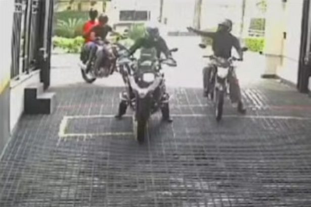 Moto de luxo roubada em SP gera revolta nas redes. Reprodução câmeras de vigilância
