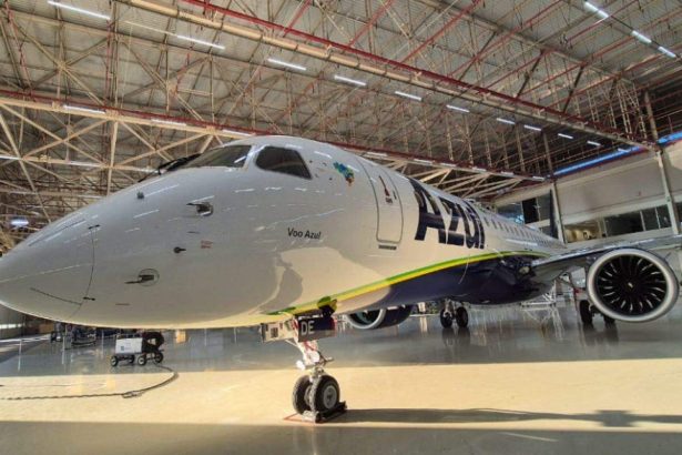 Embraer entrega dois aviões à Azul, em negócio de R$ 3 bilhões. Imagem: Divulgação Embraer