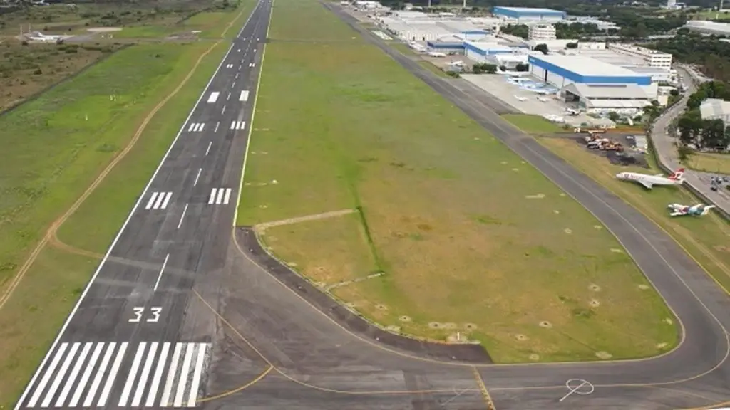 Avião da FAB sai da pista em São José dos Campos, mas sem feridos. Imagem: Adenir Britto/PMSJC