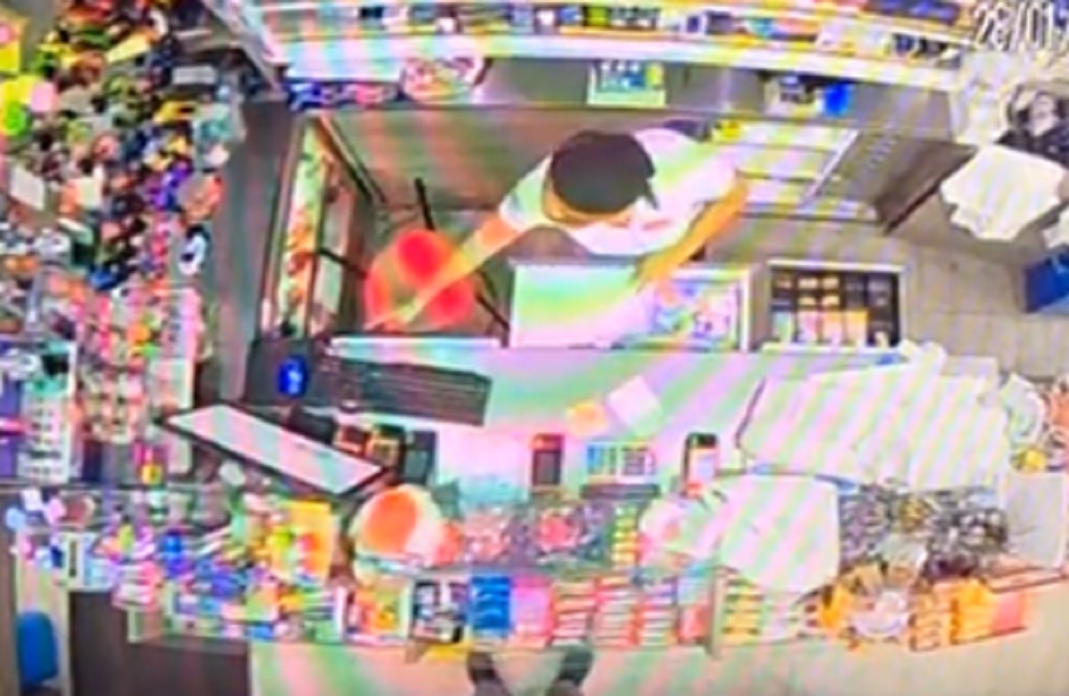 Policial reage, evita assalto a padaria e suspeito m0rre. Imagem: Reprodução