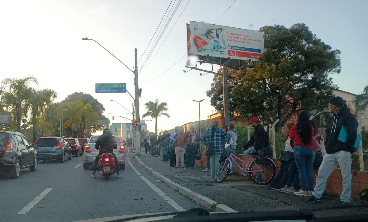 Taubaté registra 2 dias de filas por emprego em supermercado. Imagem: Marcos Eduardo Carvalho/DiarioSP