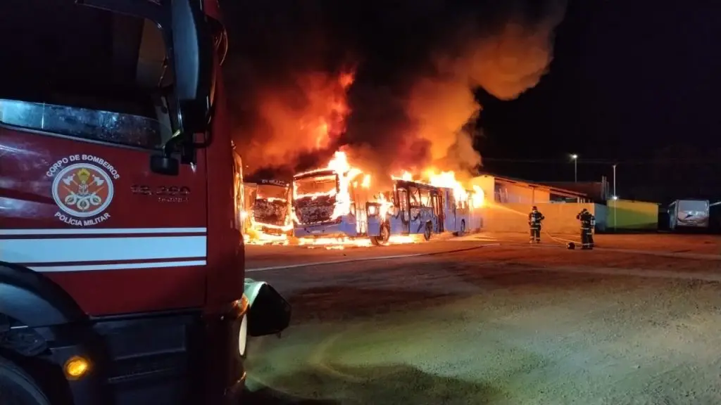 São Sebastião: incêndio destrói 17 ônibus e 900 alunos ficam sem escola. Imagem: Divulgação Corpo de Bombeiro