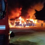 São Sebastião: incêndio destrói 17 ônibus e 900 alunos ficam sem escola. Imagem: Divulgação Corpo de Bombeiro