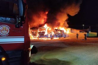 São Sebastião: incêndio destrói 17 ônibus e 900 alunos ficam sem escola. Imagem: Divulgação Corpo de Bombeiro