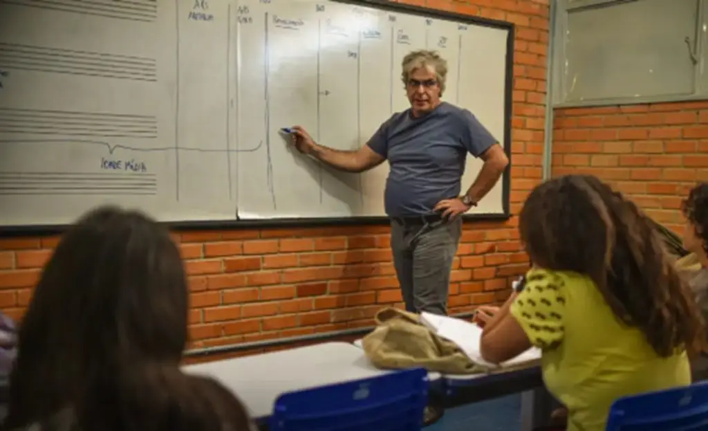 Pé-de-Meia paga R$ 200 aos nascidos em maio e junho, confira Imagem: André Borges/Agência Brasil