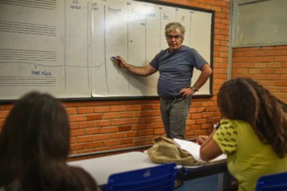 Pé-de-Meia paga R$ 200 aos nascidos em maio e junho, confira Imagem: André Borges/Agência Brasil