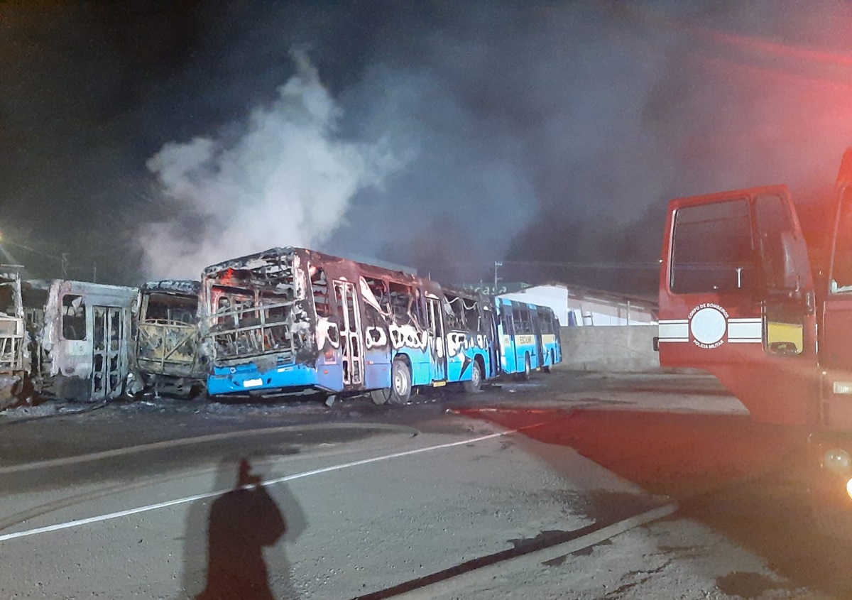 São Sebastião: incêndio destrói 17 ônibus e 900 alunos ficam sem escola. Imagem: Divulgação Corpo de Bombeiro