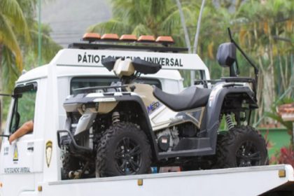 Quadriciclos são alvo de operação em praia de São Sebastião. Imagem: PMSS