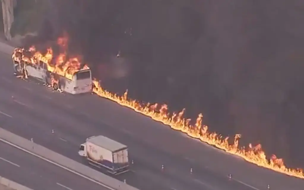 Ônibus fretado pega fogo na Anhanguera e fica destruído. Imagem: Reprodução TV Globo
