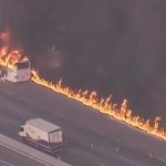 Ônibus fretado pega fogo na Anhanguera e fica destruído. Imagem: Reprodução TV Globo