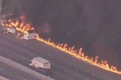 Ônibus fretado pega fogo na Anhanguera e fica destruído. Imagem: Reprodução TV Globo