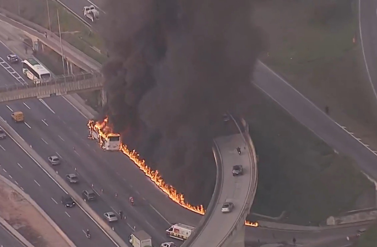 Ônibus fretado pega fogo na Anhanguera e fica destruído. Imagem: Reprodução TV Globo