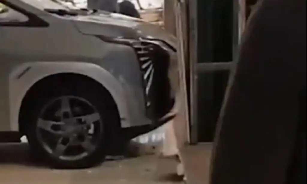 Criança liga carro elétrico de R$ 175 mil e bate no shopping. Imagem: Reprodução