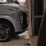 Criança liga carro elétrico de R$ 175 mil e bate no shopping. Imagem: Reprodução - diariosp.com.br Criança liga carro elétrico de R$ 175 mil e bate no shopping. Imagem: Reprodução