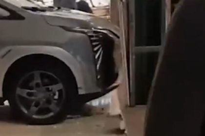 Criança liga carro elétrico de R$ 175 mil e bate no shopping. Imagem: Reprodução