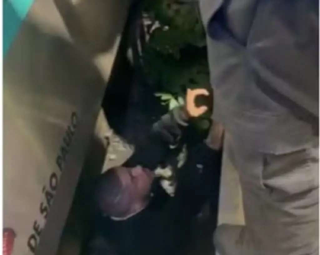 Passageiro cai em vão de estação de trem e se salva em SP. Imagem: Reprodução TV Globo