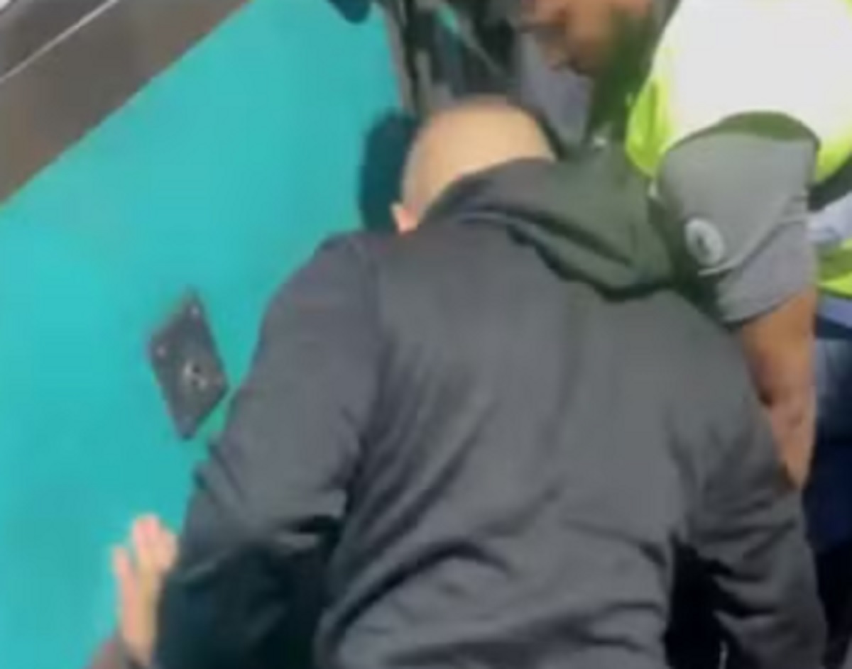 Passageiro cai em vão de estação de trem e se salva em SP. Imagem: Reprodução TV Globo