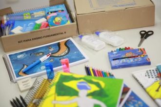 Kits escolares em SP: atraso gera multa de R$ 32 milhões para empresa. Imagem: Divulgação Seduc