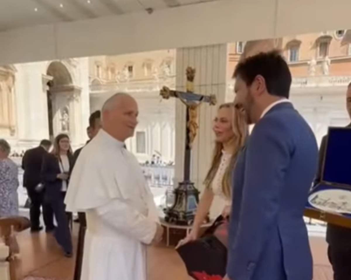 Ricardo Nunes entre bandeira do Palmeiras para o Papa Leão 14. Imagem: Reprodução