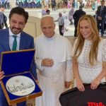 Ricardo Nunes entre bandeira do Palmeiras para o Papa Leão 14. Imagem: Divulgação Prefeitura de São Paulo