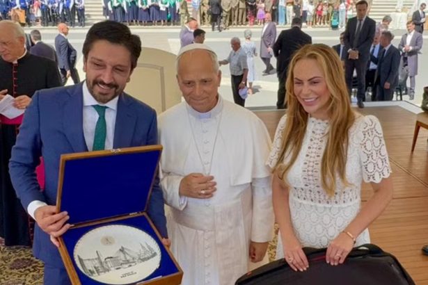 Ricardo Nunes entre bandeira do Palmeiras para o Papa Leão 14. Imagem: Divulgação Prefeitura de São Paulo