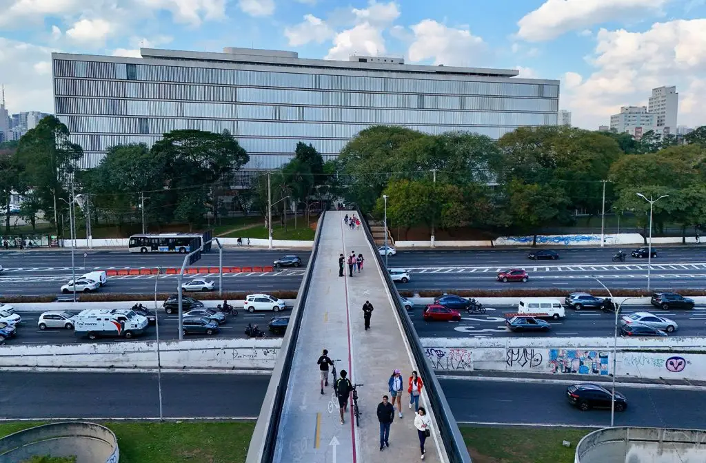 Passarelas em SP irão passar por restauração em investimento de R$ 140 milhões. Imagem: Sergi Barzaghi/Secom