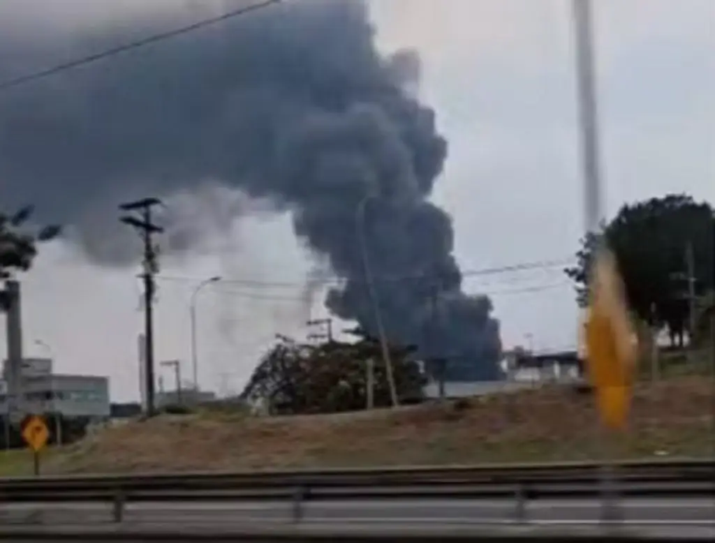 Barueri: incêndio de grandes proporções atinge 5 galpões. Imagem: Reprodução