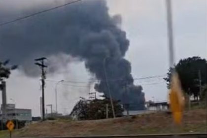 Barueri: incêndio de grandes proporções atinge 5 galpões. Imagem: Reprodução