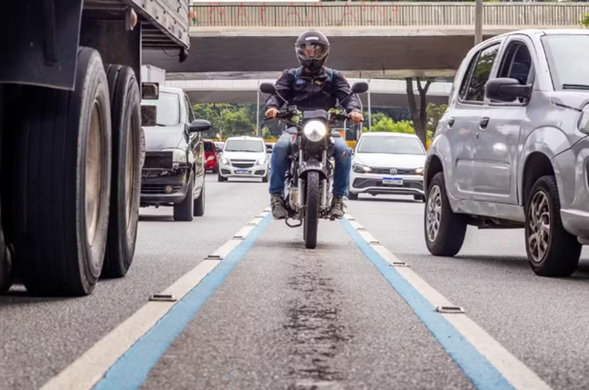 Óbitos com motociclistas em SP caem 47,2% com faixa azul, diz prefeitura. Imagem: Edson Lopes Junior/Secom