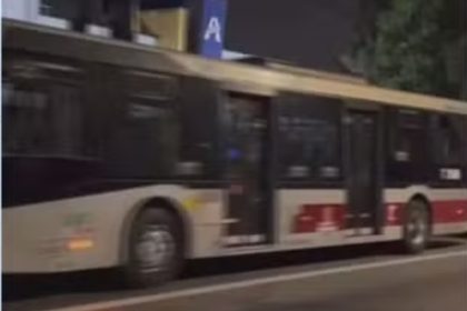 Ataque a ônibus em São Paulo tem um preso; ele é filho de motorista. Imagem: Reprodução TV Globo