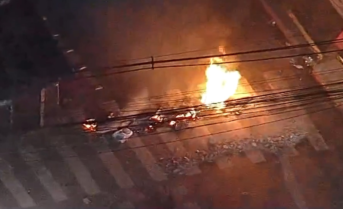 Paraisópolis amanhece com reforço policial após noite de pânico e caos. Imagem: Reprodução Globo