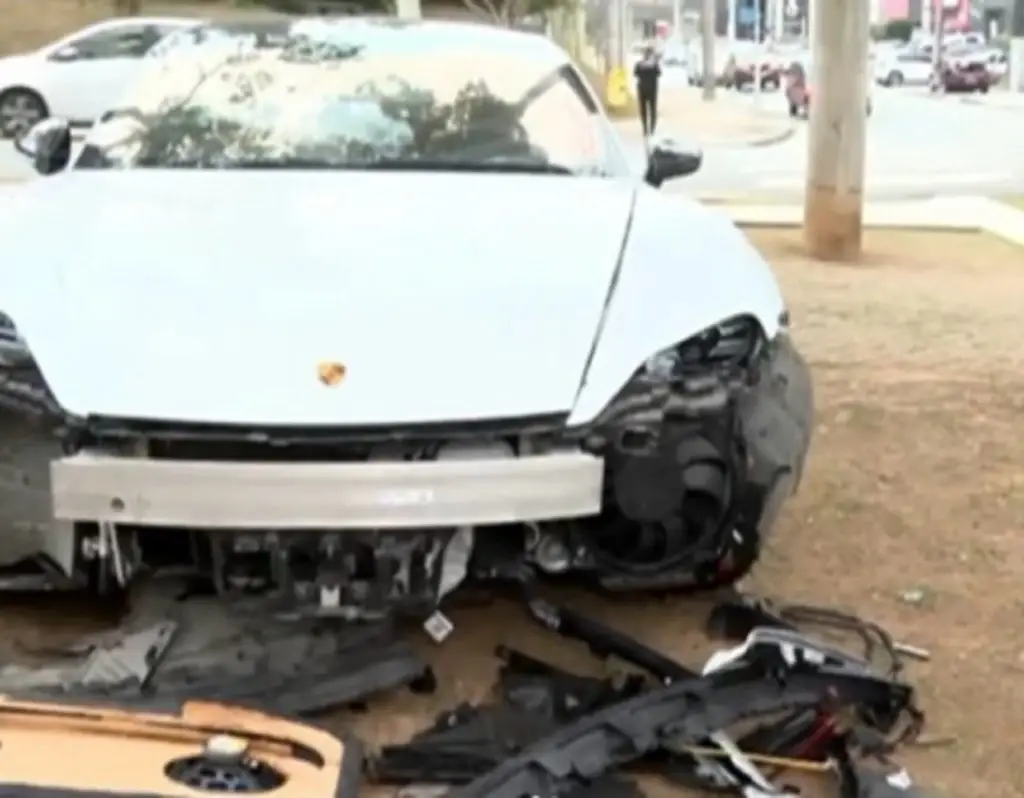 Porsche de R$ 800 mil bate em carro e motorista foge a pé. Imagem: Reprodução
