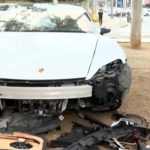 Porsche de R$ 800 mil bate em carro e motorista foge a pé. Imagem: Reprodução