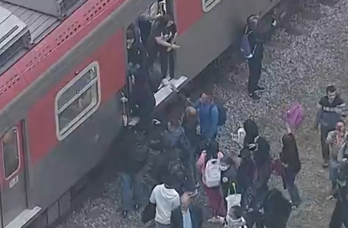 Trem sofre pane em SP e passageiros deixam vagões a pé. Imagem: Reprodução