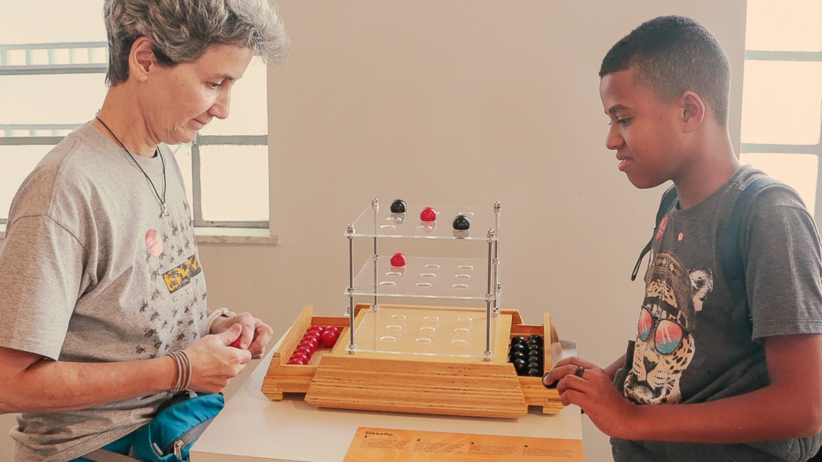 Pé-de-Meia inicia pagamento dos R$ 200 de agosto a estudantes. Imagem: Wikimedia Commons