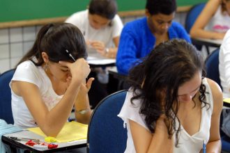 Pé-de-Meia inicia pagamento dos R$ 200 de agosto a estudantes. Imagem: Wikimedia Commons