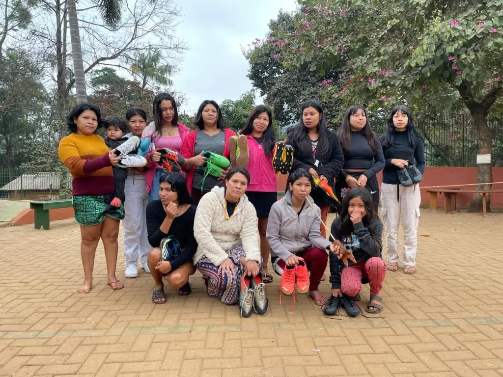 Museu do Futebol em SP arrecada 114 pares de chuteiras para aldeia indígena. Imagem: Divulgação Museu do Futebol