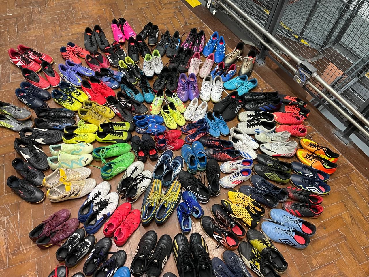 Museu do Futebol em SP arrecada 114 pares de chuteiras para aldeia indígena. Imagem: Divulgação Museu do Futebol