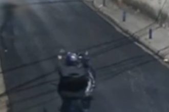 Osasco: vítima leva tiro de ladrão após não conseguir tirar aliança. Imagem: Câmera de segurança